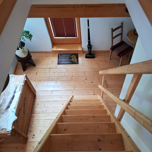 Das Bild zeigt den Abgang vom Dachgeschoss zum Wohnzimmer in der Obergeschoss Ferienwohnung in der Luxusboofe in Königstein