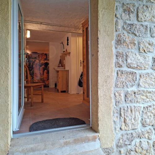 Das Bild zeigt den Eingang zum Bad in der Untergeschoss Ferienwohnung in der Luxusboofe in Königstein