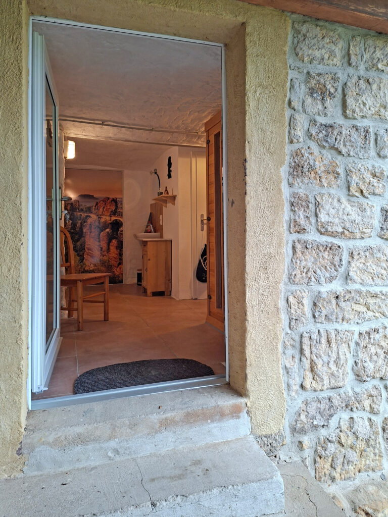 Das Bild zeigt den Eingang zum Bad in der Untergeschoss Ferienwohnung in der Luxusboofe in Königstein