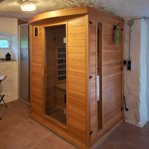 Das Bild zeigt das Bad mit Dusche und Infrarotkabine in der Untergeschoss Ferienwohnung in der Luxusboofe in Königstein