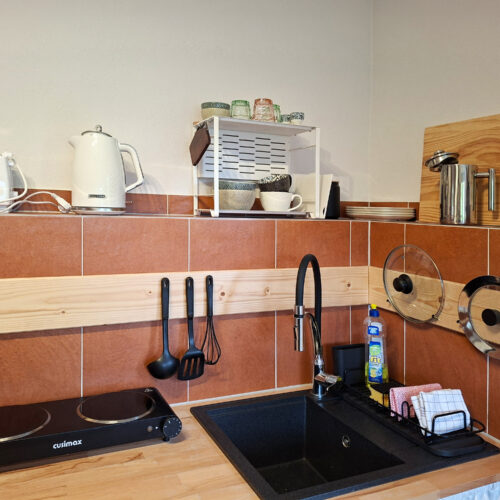 Das Bild zeigt die Miniküche in der Untergeschoss Ferienwohnung in der Luxusboofe in Königstein