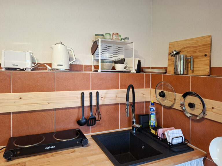 Das Bild zeigt die Miniküche in der Untergeschoss Ferienwohnung in der Luxusboofe in Königstein