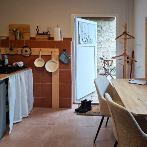 Das Bild zeigt das Zimmer mit Miniküche und Esstisch in der Untergeschoss Ferienwohnung in der Luxusboofe in Königstein