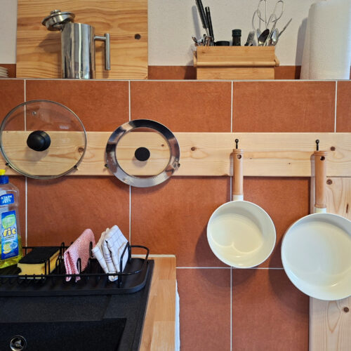 Das Bild zeigt die Küchenausstattung in der Untergeschoss Ferienwohnung in der Luxusboofe in Königstein