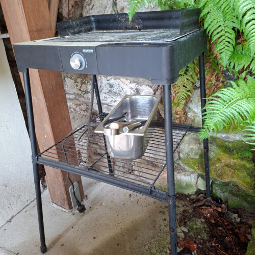 Das Bild zeigt den Grill auf der Terrasse vor der Untergeschoss Ferienwohnung in der Luxusboofe in Königstein