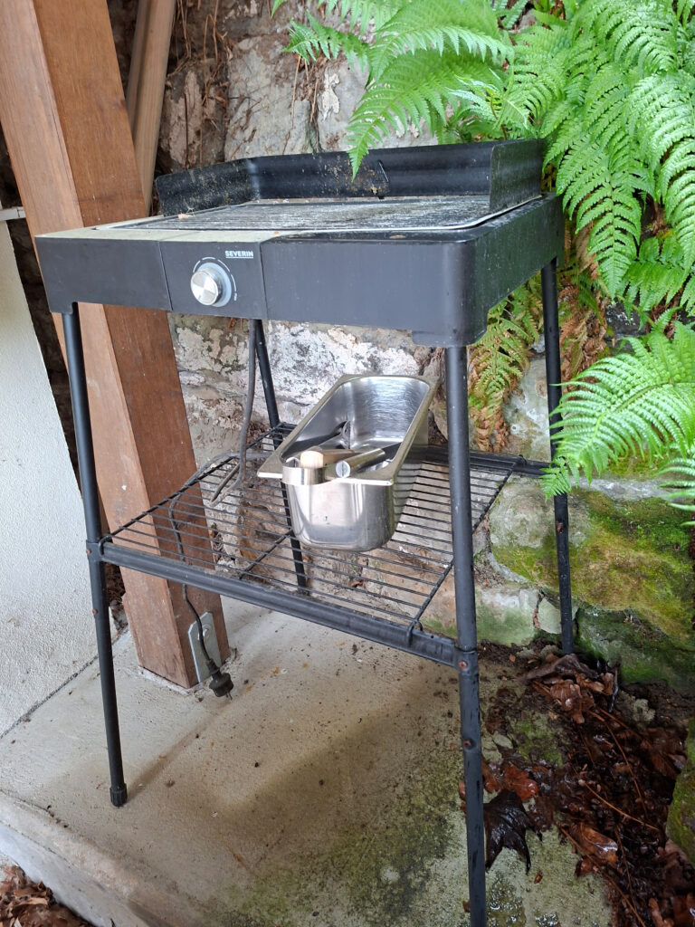 Das Bild zeigt den Grill auf der Terrasse vor der Untergeschoss Ferienwohnung in der Luxusboofe in Königstein